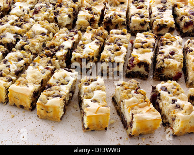 La canneberge chocolat barres fromage traybake Banque D'Images