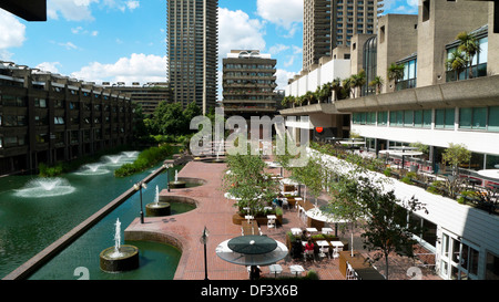 Fontaine et des gens assis en plein air, sur la place à des tables au Barbican Centre London England UK KATHY DEWITT Banque D'Images