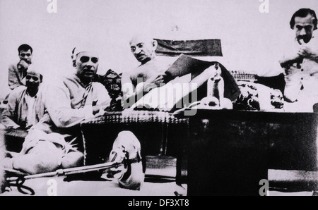 Mahatma Gandhi et Jawaharlal Nehru au cours de la protestation, Mumbai, Inde, le 8 juillet 1942 Banque D'Images