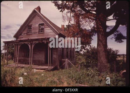 Une maison déserte près d'un petit village carrefour de Détroit est capturée sur cette photographie. L'image illustre une propriété abandonnée dans un cadre rural ou semi-rural, offrant un aperçu de l'histoire et du développement de la région. Banque D'Images