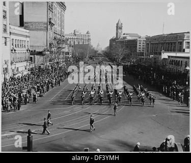 Vue à distance du président Truman's défilé inaugural montrant une musique militaire. 200060 Banque D'Images