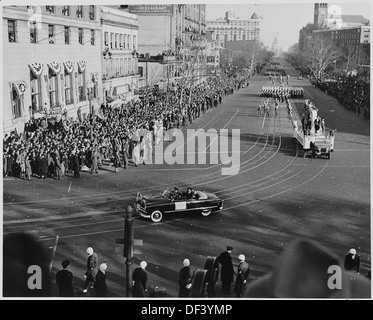 Vue à distance du président Truman's défilé inaugural montrant la limousine de Gov. Tuck de Virginie. 200043 Banque D'Images