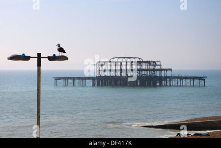 Brighton, East Sussex, Angleterre, Royaume-Uni. Vestiges de la jetée Ouest (construit 1866, détruit par un incendie, 2003) Banque D'Images