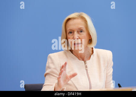 Berlin, Allemagne. September 27th, 2013. Le groupe d'experts intergouvernemental sur l'évolution du climat (GIEC) a le le cinquième rapport d'évaluation du GIEC (RE5), "Climate Change 2013, The Physical Science Basis ", a présenté. / Photo : Johanna Wanka (CDU), Ministre fédéral de l'éducation et de la recherche, au cours de conférence de presse sur le crédit d'un cinquième du GIEC : Reynaldo Chaib Paganelli/Alamy Live News Banque D'Images