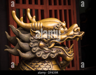 Dragon chinois en bronze, monastère de Wenshu, Chengdu, Chine Banque D'Images