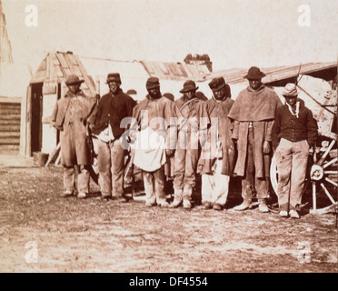 Groupe d'hommes afro-américains qui ont échappé à l'esclavage et rejoint l'Armée de l'Union, Portrait, 1863 Banque D'Images