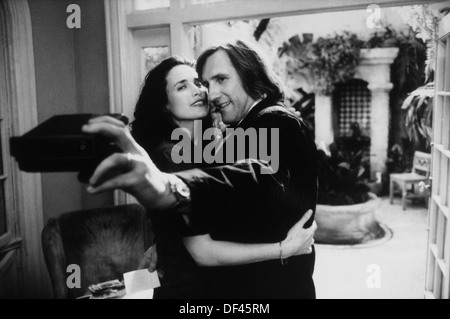 Andie MacDowell et Gerard Depardieu Fermer embrasser pendant la prise de photo, On-Set du film, "carte verte", 1990 Banque D'Images