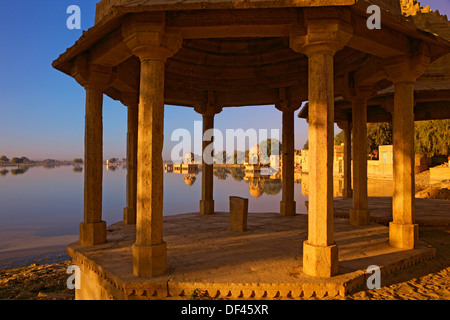 L'Inde, Rajasthan, Jaiselmer, Gadisar Lake dans le golden early morning light Banque D'Images