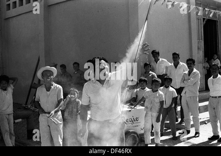 Mexique village de la vie quotidienne des années 1970 fiesta Oaxaca. Laisser les feux d'artifice à la main. 1973 HOMER SYKES Banque D'Images