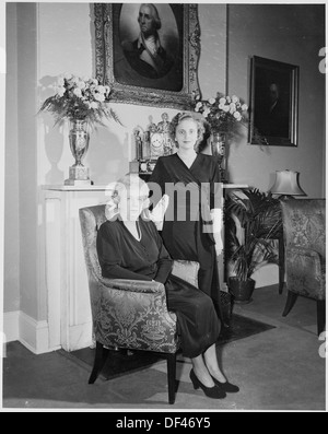 Première Dame Bess Truman pose avec sa fille, Margaret, pour un portrait photographique en face de la cheminée à... 200024 Banque D'Images