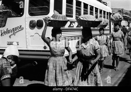 Ciudad Cuauhtémoc, Mexique, années 1970. Les femmes indiennes indigènes transportent de la nourriture dans des paniers sur leur tête. Ils vendent des collations aux passagers des autobus à un arrêt de repos de la gare routière sur la route panaméricaine. 1973 HOMER SYKES Banque D'Images
