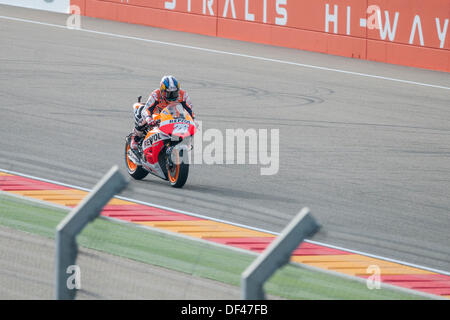 Teruel, Espagne. 27 août, 2013. Coureur espagnol, Dani Pedrosa, 28 (top), tente d'obtenir un bon résultat dans la pratique libre1 en Aragon, grand prix Motogp à Alcañiz, circuit Espagne le 27 septembre 2013 Honda rsv4 rider Dani Pedrosa a terminé troisième à Alcañiz Circuit, Teruel, Espagne. © José Díez Bey/Alamy Live News Banque D'Images