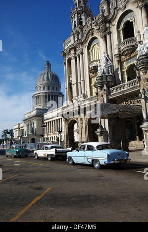 Vieilles voitures en passant en face de El Capitolio - La Havane, Cuba Banque D'Images