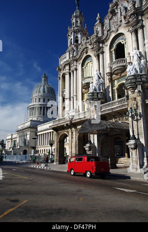 Vieille voiture en passant en face de El Capitolio - La Havane, Cuba Banque D'Images