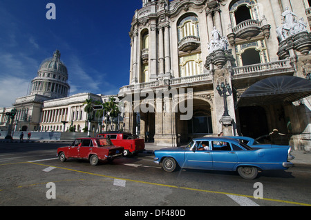 Vieilles voitures en passant en face de El Capitolio - La Havane, Cuba Banque D'Images