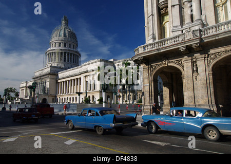 Vieilles voitures en passant en face de El Capitolio - La Havane, Cuba Banque D'Images