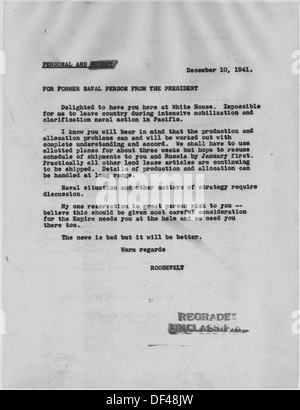 Une photographie représentant une correspondance de Franklin D. Roosevelt à Winston Churchill, dans le cadre de leur relation diplomatique en cours pendant la première Guerre mondiale Banque D'Images