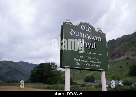 Signe pour le Dungeon Ghyll pub & hotel, Great Langdale dans le Lake District Banque D'Images