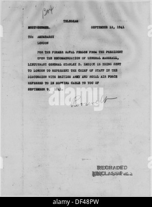 Une photographie représentant Franklin D. Roosevelt et Winston Churchill dans un moment de communication pendant la première Guerre mondiale L'image reflète la relation diplomatique étroite entre les États-Unis et le Royaume-Uni pendant la guerre. Banque D'Images