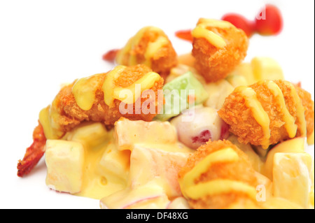 Salade de fruits frais et des crevettes frites Banque D'Images