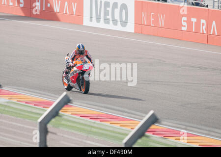 Teruel, Espagne. 27 août, 2013. Coureur espagnol, Dani Pedrosa, 28 (top), tente d'obtenir un bon résultat dans la pratique libre1 en Aragon, grand prix Motogp à Alcañiz, circuit Espagne le 27 septembre 2013 Honda rsv4 rider Dani Pedrosa a terminé troisième à Alcañiz Circuit, Teruel, Espagne. © José Díez Bey/Alamy Live News Banque D'Images