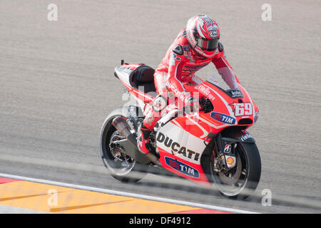 Teruel, Espagne. 27 août, 2013. Kentucky Rider, Nicky Hayden, 32 ans, tente d'obtenir un bon résultat dans la pratique libre1 en Aragon, grand prix Motogp à Alcañiz, circuit Espagne le 27 septembre, 2013 rider du team Ducati Nicky Hayden a terminé 9e à Alcañiz Circuit, Teruel, Espagne. © José Díez Bey/Alamy Live News Banque D'Images