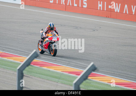 Teruel, Espagne. 27 août, 2013. Coureur espagnol, Dani Pedrosa, 28 (top), tente d'obtenir un bon résultat dans la pratique libre1 en Aragon, grand prix Motogp à Alcañiz, circuit Espagne le 27 septembre 2013 Honda rsv4 rider Dani Pedrosa a terminé troisième à Alcañiz Circuit, Teruel, Espagne. © José Díez Bey/Alamy Live News Banque D'Images