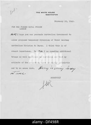 Ce document montre un message de Franklin D. Roosevelt à Winston Churchill, probablement lié à la coopération en temps de guerre pendant la première Guerre mondiale. Il reflète la relation diplomatique entre les États-Unis et le Royaume-Uni pendant le conflit. Banque D'Images