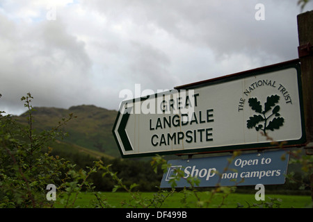 National Trust signe pour l'Elterwater camping dans le Lake District Banque D'Images