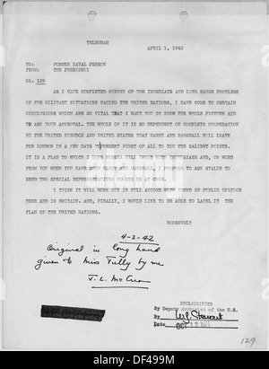 Une photographie capture le président américain Franklin D. Roosevelt s'adressant au premier ministre britannique Winston Churchill pendant la première Guerre mondiale. Cette réunion s'inscrivait dans le cadre de leur collaboration sur la stratégie militaire et les plans d'après-guerre entre les États-Unis et le Royaume-Uni. Banque D'Images