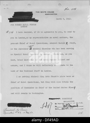 Cette photographie historique montre une lettre ou une correspondance de Franklin D. Roosevelt à Winston Churchill pendant la seconde Guerre mondiale, documentant leur collaboration en temps de guerre. Banque D'Images