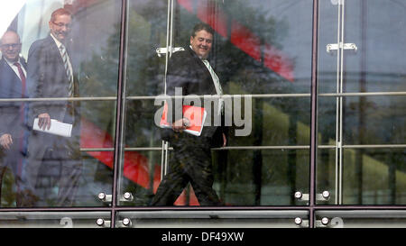 Le président du Parti Social-démocrate (SPD), Sigmar Gabriel (L) et l'ancien président du Brandebourg, Matthias Platzeck sont dans leur façon de la réunion du conseil d'administration à la Willy-Brandt-chambre à Berlin, Allemagne, 27 septembre 2013. La convention du parti tenue d'une réunion dans la centrale du parti après le présidium de la social-démocratie a été compilé. La convention du parti prend la place du conseil du parti. La convention est désormais l'ultime conseil d'administration du SPD avec le plein droit de deciosion dans des questions politiques et organisationnelles. Photo : WOLFGANG KUMM Banque D'Images