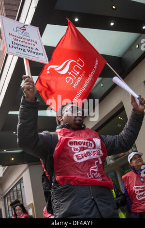 Londres, Royaume-Uni. 27 août, 2013. Unite the Union démontre sur la Journée mondiale du tourisme à l'extérieur de l'Hôtel Radisson May Fair Hotel et le Holiday Inn Mayfair en exigeant que l'hôtel London paye les salaires de €8,55 vivant par heure à leurs travailleurs les moins bien rémunérés. Crédit : Paul Davey/Alamy Live News Banque D'Images