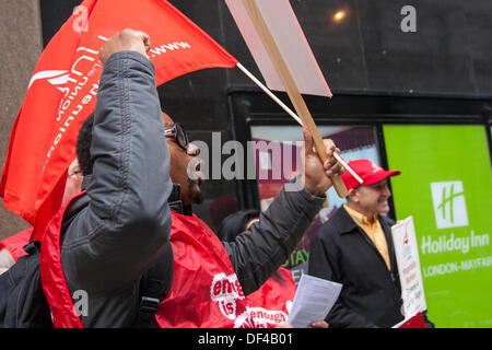 Londres, Royaume-Uni. 27 août, 2013. Unite the Union démontre sur la Journée mondiale du tourisme à l'extérieur de l'Hôtel Radisson May Fair Hotel et le Holiday Inn Mayfair en exigeant que l'hôtel London paye les salaires de €8,55 vivant par heure à leurs travailleurs les moins bien rémunérés. Crédit : Paul Davey/Alamy Live News Banque D'Images