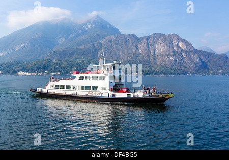 Car-ferry près de Bellagio, Lac de Côme, Lombardie, Italie Banque D'Images