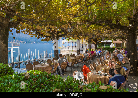 Watefront cafe à Bellagio, Lac de Côme, Lombardie, Italie Banque D'Images