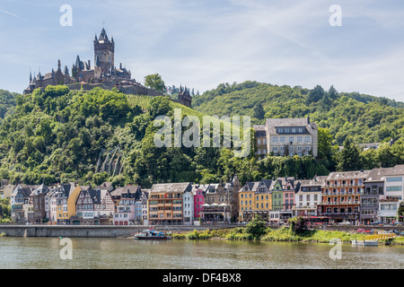 Le château de Cochem avec, le long de la Moselle en Allemagne Banque D'Images