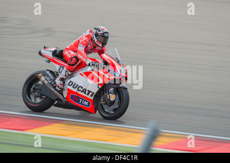 Teruel, Espagne. 27 août, 2013. Pilote Italien, Andrea Dovizioso, tente d'obtenir un bon résultat en essais libres 2 en Motogp, grand prix de l'Aragon à Alcañiz, circuit Espagne le 27 septembre 2013Ducati Team rider Andrea Dovizioso a fini de f8e dans le cadre du PC2 à Alcañiz Circuit, Teruel, Espagne. © José Díez Bey/Alamy Live News Banque D'Images