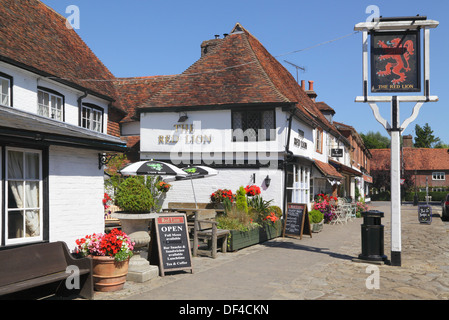 Un village traditionnel pub à Cranbrook, Kent. Le Red Lion Pub et Le Fournil Tea Rooms, England, UK, FR Banque D'Images