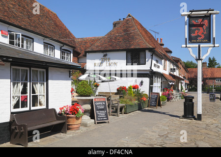 Cranbrook, le Red Lion Pub et le Fournil Tea Rooms, Kent England Angleterre UK Banque D'Images