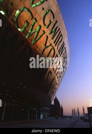 Wales Millennium Centre la nuit tombée crépuscule Cardiff Bay Cardiff Wales UK Banque D'Images