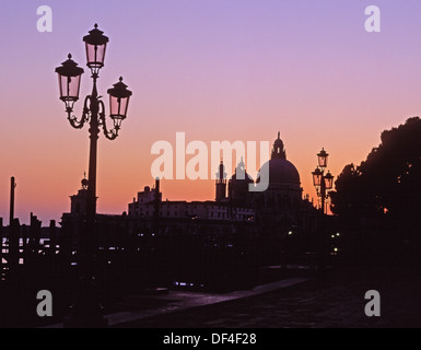 Santa Maria della Salute de Venise au coucher du soleil en silhouette de Molo Vue Dorsoduro San Marco Venise Vénétie Italie Banque D'Images