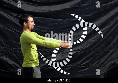 Illusioniste At Skipton UK. 27 Septembre, 2013. Festival International de Marionnettes. Sergio Aguilar, 28 de Madrid avec S-illusion optique personnel "kaléidoscope visuel à Skipton festival international de marionnettes biennale du théâtre de marionnettes d'entreprises de toute l'Europe. Banque D'Images