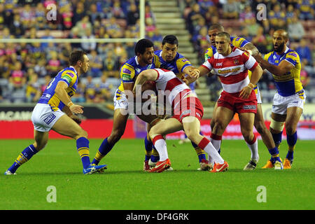 Wigan, UK. 27 août, 2013. La défense de Leeds garder l'attaque des Guerriers à Bay au cours de la Super League Rugby match de demi-finale de qualification entre Wigan Warriors et Leeds Rhinos du DW Stadium © Plus Sport Action/Alamy Live News Banque D'Images