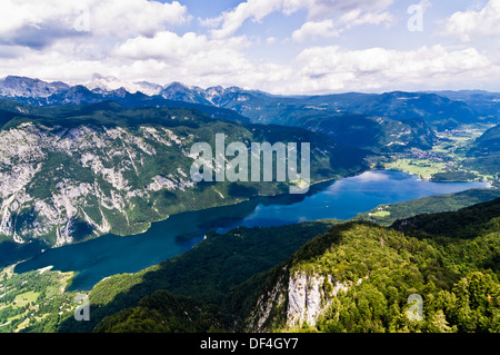 Lac de Bohinj et ses montagnes des Alpes du sud Banque D'Images