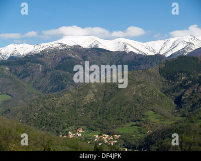 Le village de Prats de Molle niché dans une vallée des Pyrénées, France Banque D'Images