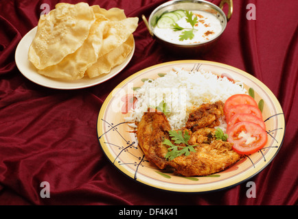 Poulet Kashmiri, morceaux de viande marinés dans le mélange d'épices et le ketchup, puis frit dans de l'ail et le gingembre Banque D'Images