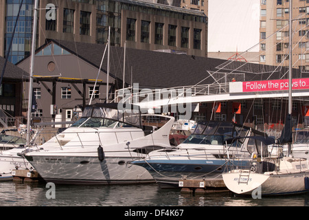 Bateaux amarrés et amarré à Harbourfront à Toronto, Ontario Banque D'Images