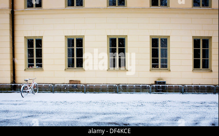 Lone Location parking en rack dans la neige à l'extérieur de bâtiment de l'école Banque D'Images
