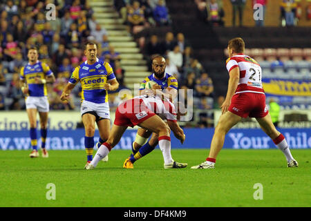 Wigan, UK. 27 août, 2013. Jamie Jones-Buchanan de Leeds Rhinos en action au cours de la Super League Rugby match de demi-finale de qualification entre Wigan Warriors et Leeds Rhinos du DW Stadium © Plus Sport Action/Alamy Live News Banque D'Images